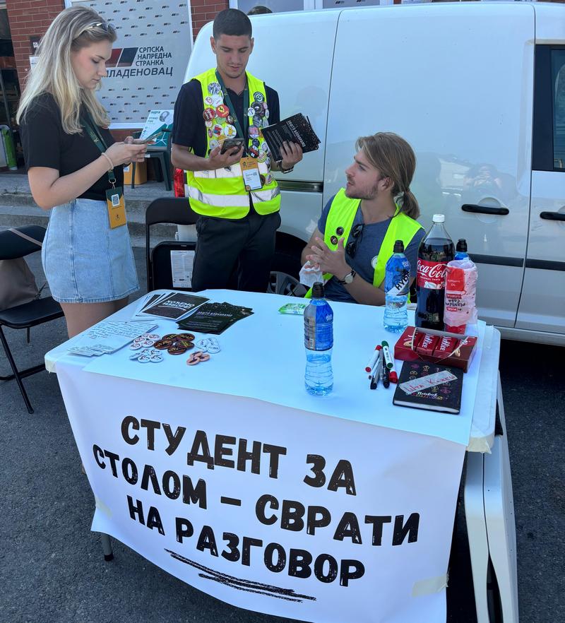 Studenti u blokadi razgovaraju sa građanima u Mladenovcu, jun 2025.
