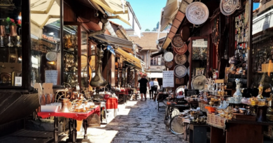 Baščaršija – glavna turistička atrakcija Sarajeva naslonjena na Miljacku