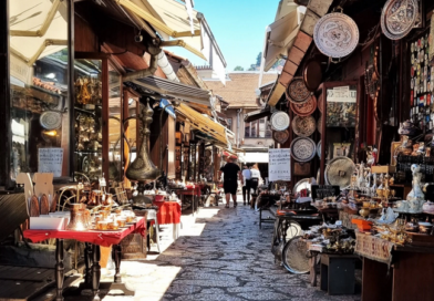 Baščaršija – glavna turistička atrakcija Sarajeva naslonjena na Miljacku