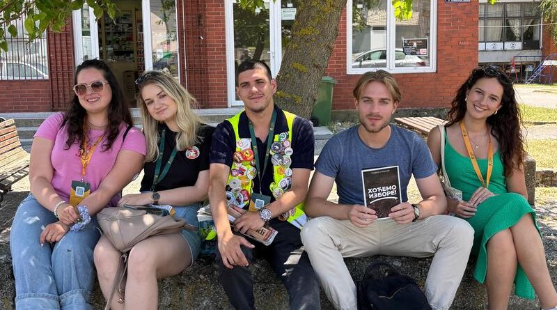 Studenti u blokadi razgovaraju sa građanima u Mladenovcu, jun 2025.